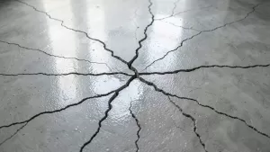 pęknięcia na stropie po zalaniu