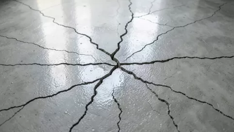 pęknięcia na stropie po zalaniu